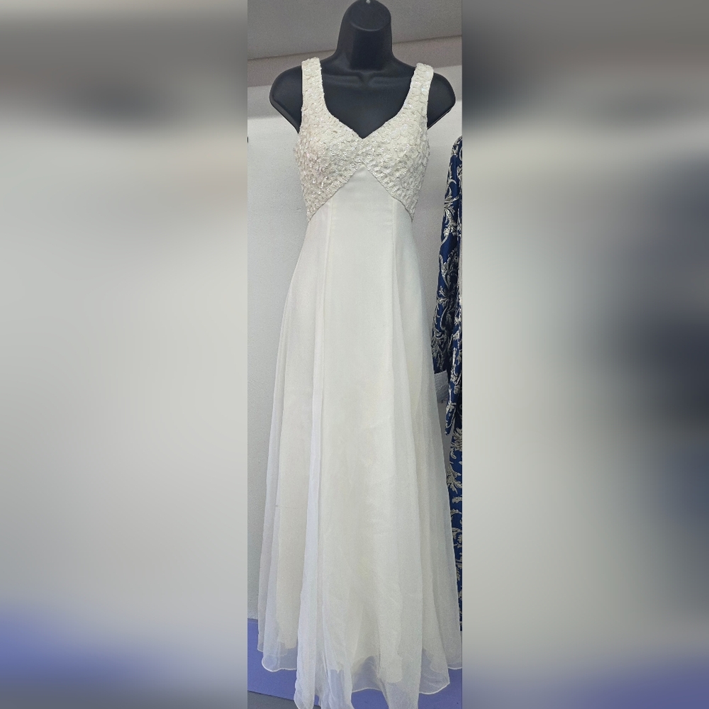 Elegant White Sleeveless Dress